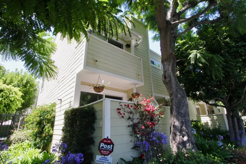 beautiful gardens and balconies at these condows with old mature trees