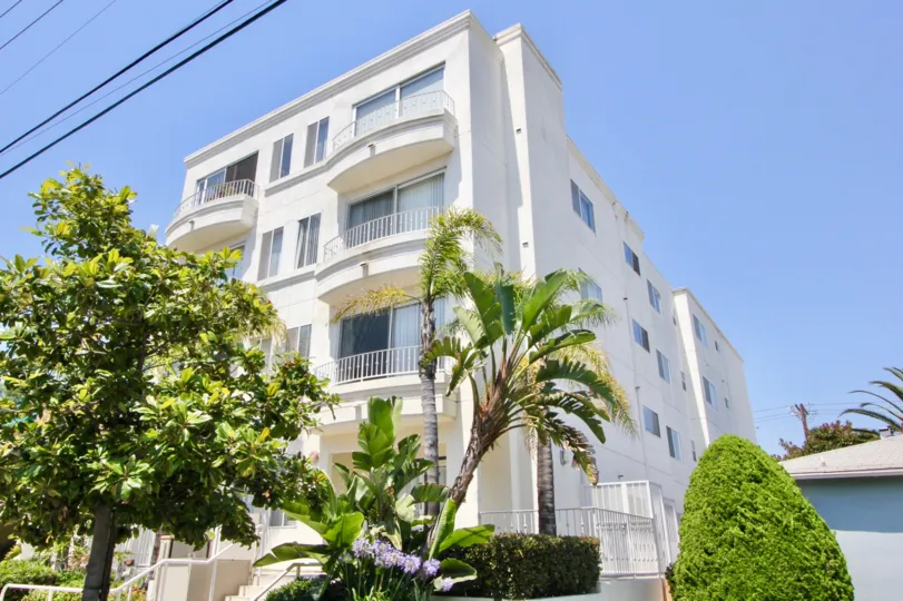 a beautiful home in west la city at california with beautiful architecture