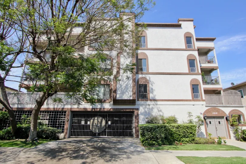 a beautiful home in west la city at california with beautiful architecture