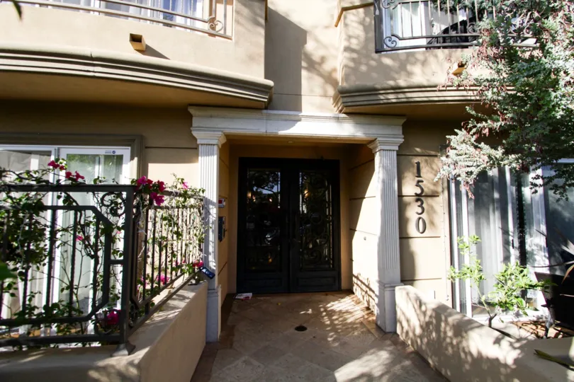 The entrance into the Venezia Villas of West LA