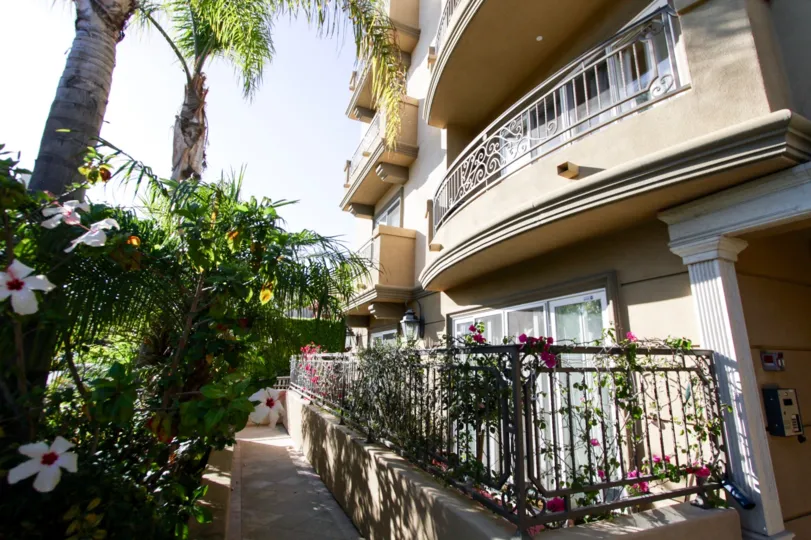 The walkway around the Venezia Villas of West LA