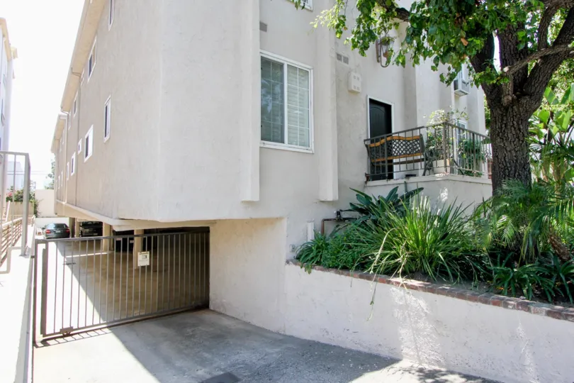 a beautiful home in west la city at california with beautiful architecture
