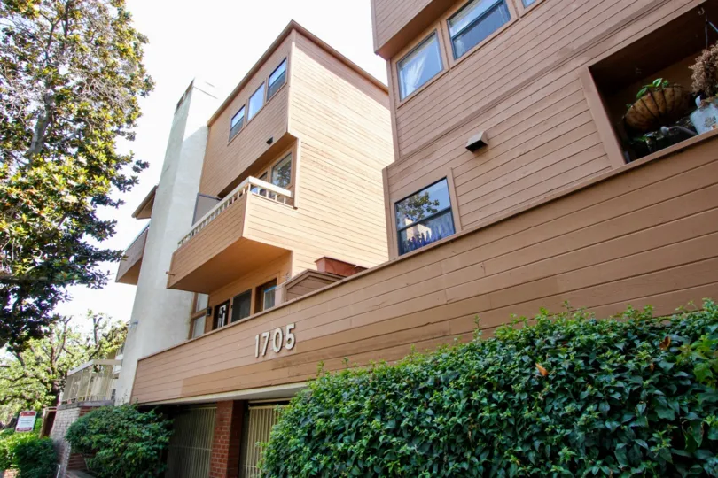 a beautiful home in west la city at california with beautiful architecture