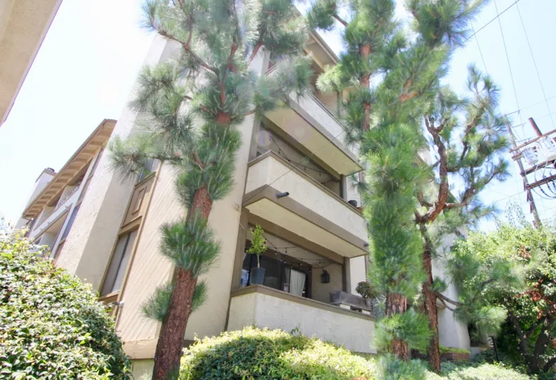 amazing arthecechual apartments in westside villa. nice blue skys all around