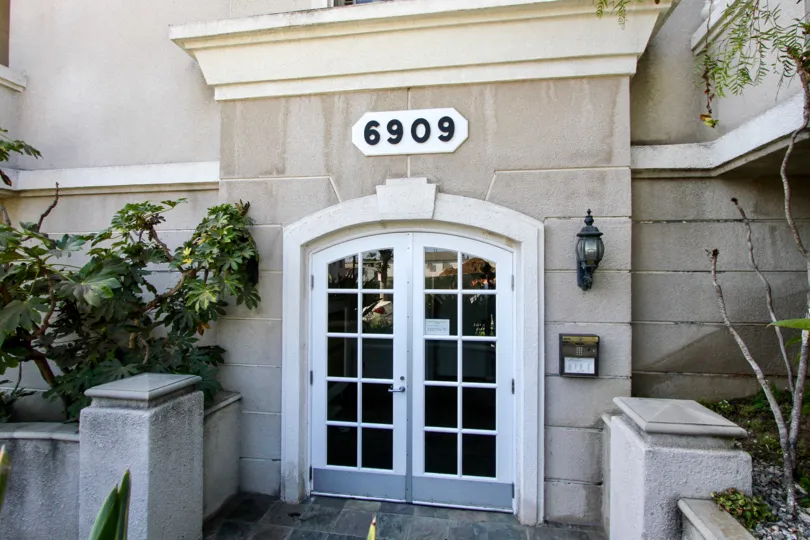 The entrance into Knowlton Manor