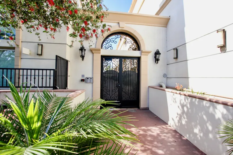 The entrance into Villa Alegra