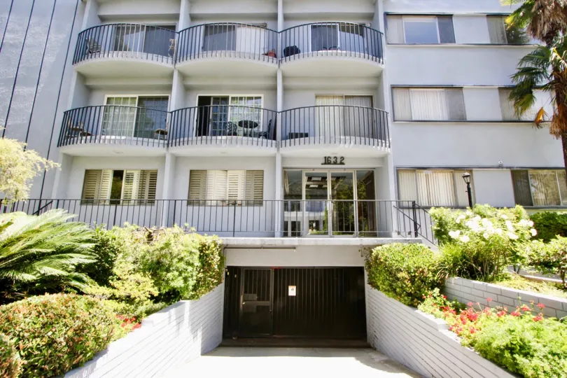 A beautiful big appartment in 1632 Camden. It gives us a good impression