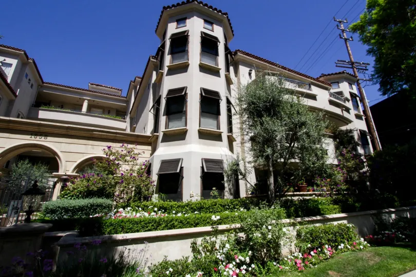 The building at 1658 Camden in Westwood