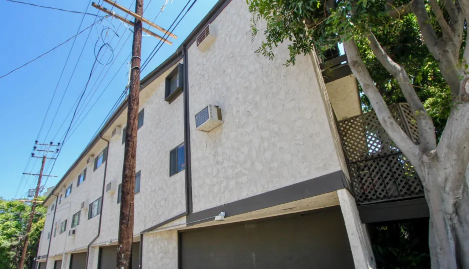 A lengthy appartment in 1818 Kelton which simple and beautiful