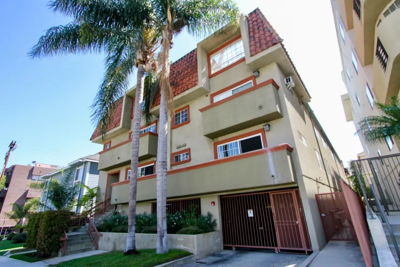 THE TREES TAKE PLACE IN THE FRONT OF THE APARTMENT. ITS VERY BEAUTIFUL SCENORY.