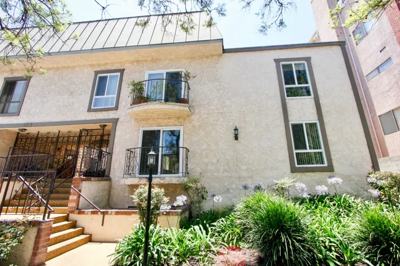 THE HOUSE IS 1827 GREENFIELD IT IS VERY NICE AND BEAUTIFUL OUTSIDE IS WONDERFUL VIEW
