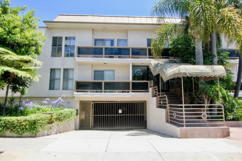 A sunny day in the 1828 Camden with beautiful apartment and big tree infrond of apartment.