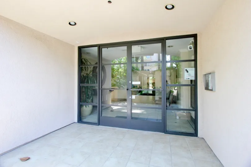 The glass door in 1875 beverly glen has the beautigul design.