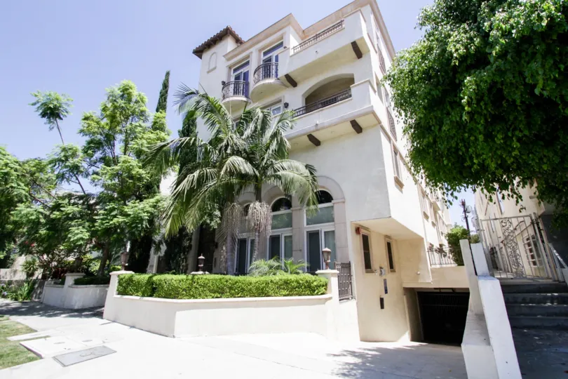 The building at 1920 Pelham in Westwood