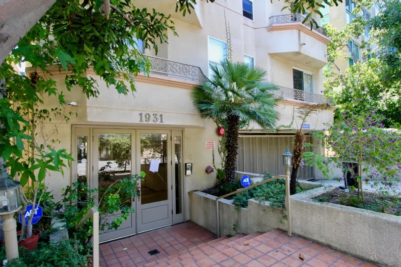 1931 Glendon is a beuatiful Building and athe balcony view is very nice