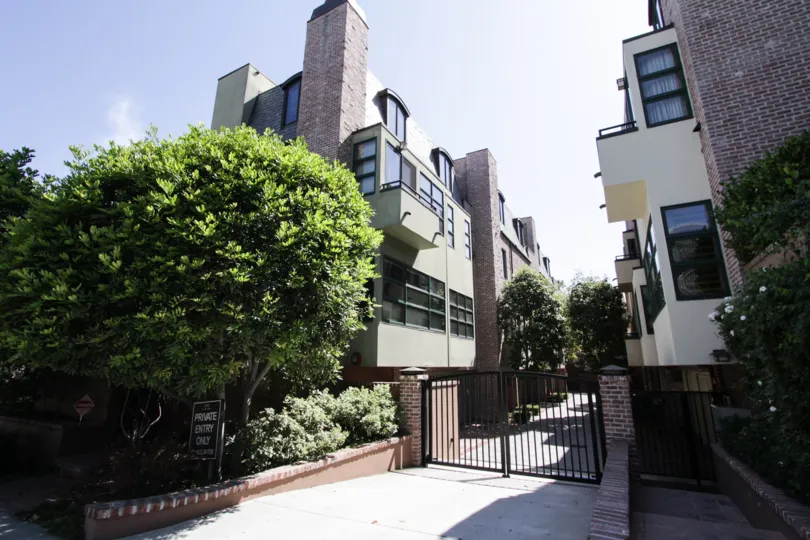 The architecture of 2323 On The Glen