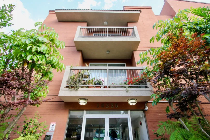 A beautiful house in Almayo Court and the ground floor decorated with glass and the second floor is decorated with plants