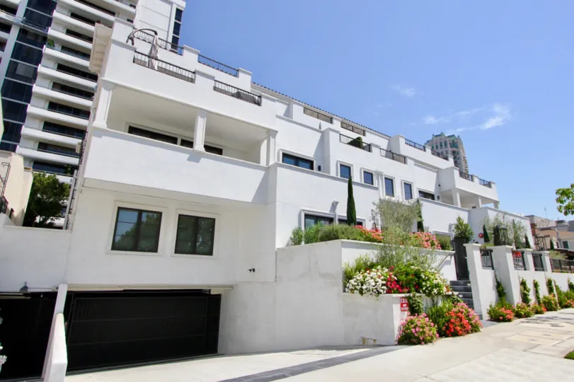 The white color Ashton Cortina with many flowering plants in the front side