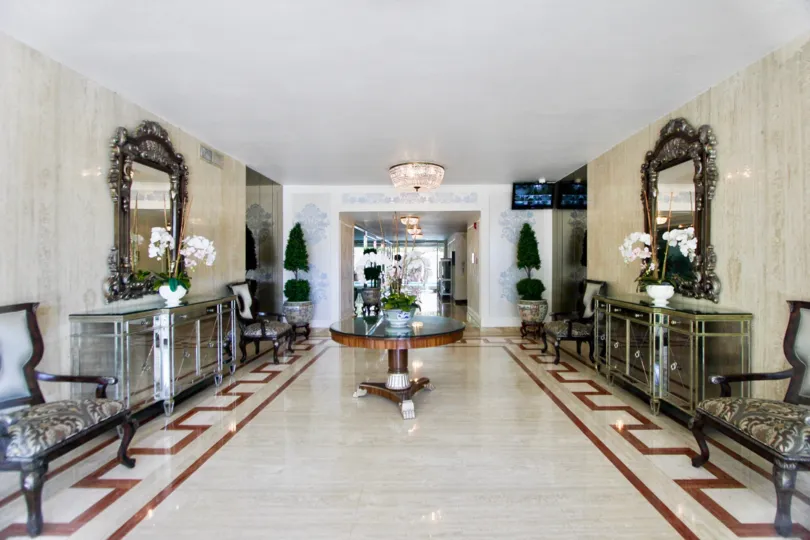 LIve and stay at this big spacious beautiful hotel at ashton Square in Westwood California