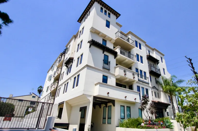 A sunny day in the Avenida Prosser with beautiful apartment and big tree infrond of apartment.