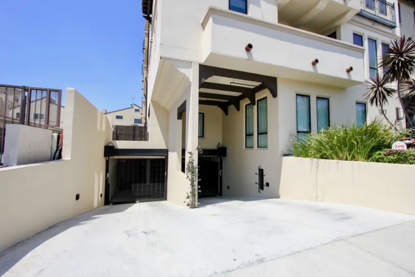 Tastefully finised Avenida Prosser apartments, Westwood, California