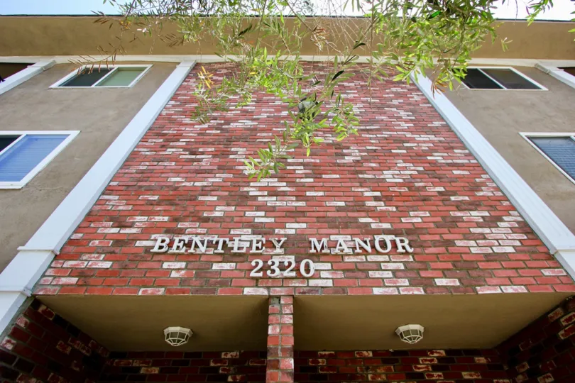 a sunny clmate it has an high builiding with the name bentley manor 220