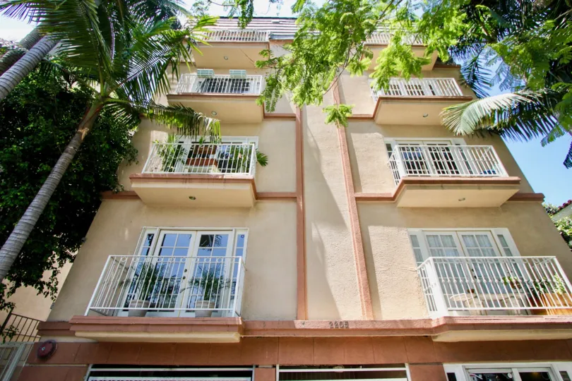 A SUNNY DAY IN THE BENTLEY PALACE. THE FRONT VIEW OF THE APARTMENTS IS ECOFRIENDLY