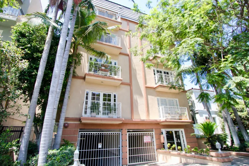A sunny day in the Bentley Palace with beautiful house and a big tree infrond of the house.