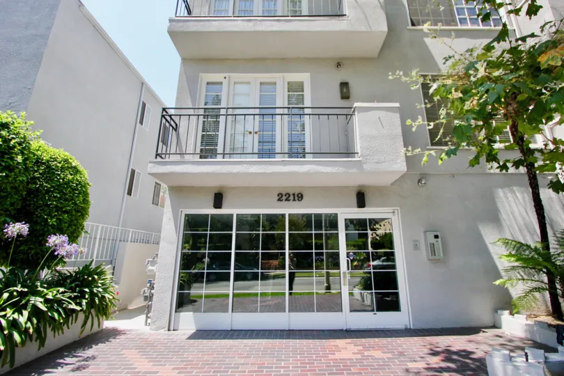 Clean and exotic Bentley Pines apartment, Westwood, California