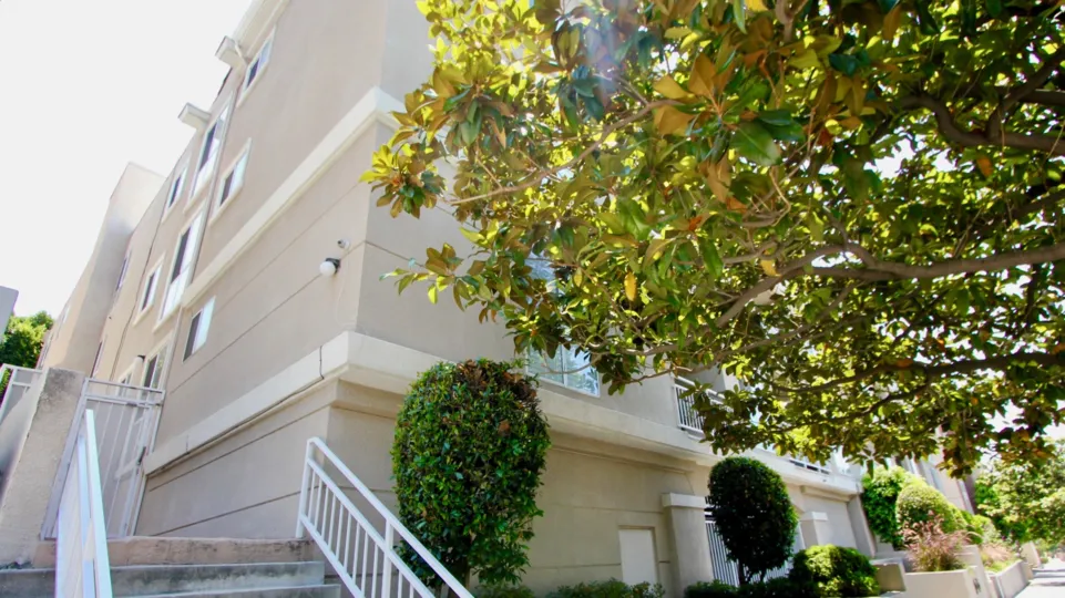 A house in Beverly landmark i and the house side view in step is very beautiful, plants and trees are very like