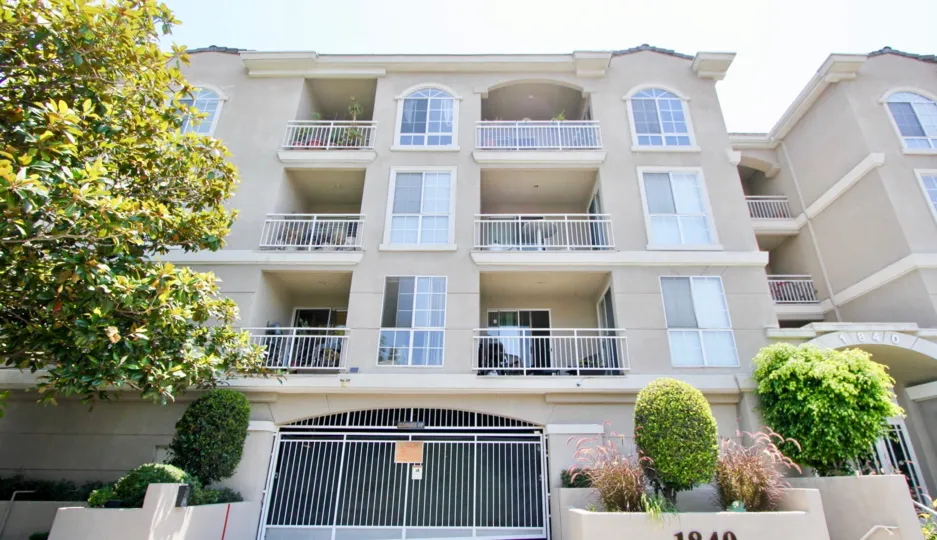 Beautiful building front view in Community Beverly Landmark I