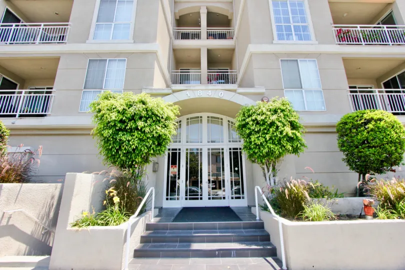 A APARTMENT IS BEVERLY LANDMARK I IT IS VERY NICE AND WONDERFUL IN FRONT OF TREES IS BEAUTIFUL
