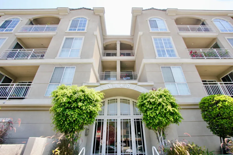 A big appartment in Beverly Landmark I. The house was designed well and beautiful
