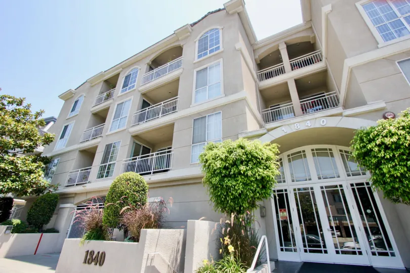 A sunny day in the Beverly Landmark I with beautiful apartment and a big tree infrond of the apartment.