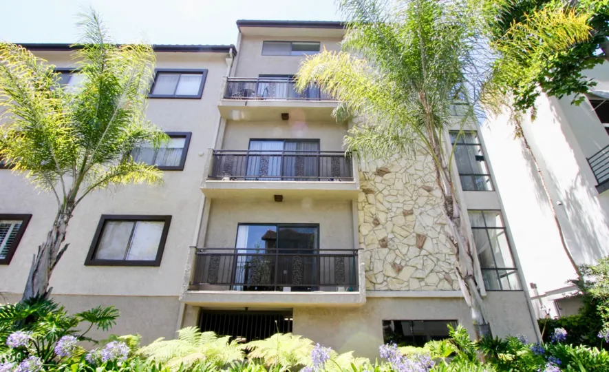 A SUNNY DAY IN THE CAMDEN MANOR. THE FRONT VIEW OF THE APARTMENTS IS ECOFRIENDLY