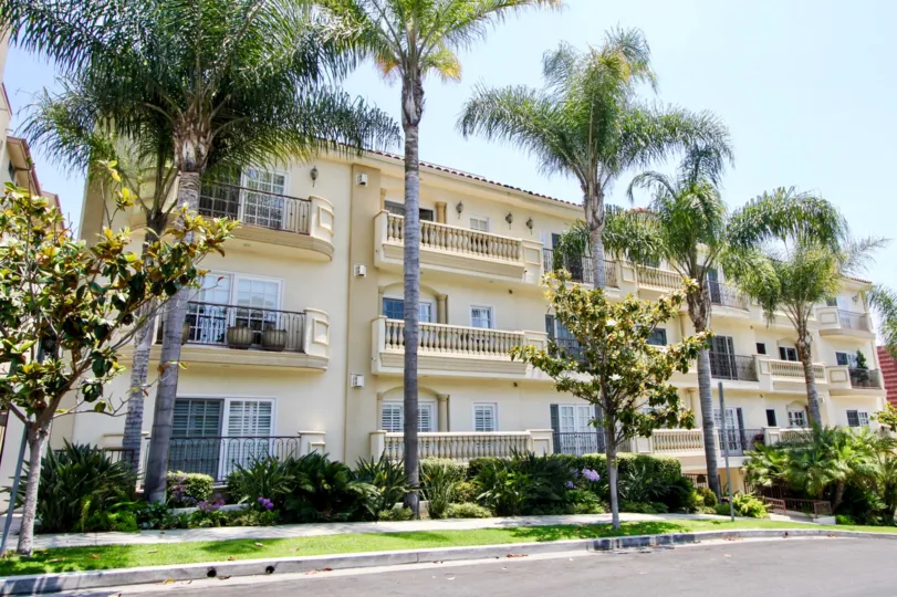 A APARTMENT IS CENTURY FOX HILLS IT IS VERY LARGE AND WONDERFUL