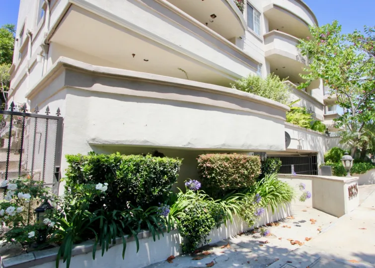 CENTURY GLEN TOWNHOMES IS THE APARTMENT OF THE VERY NATURAL AND BEAUTY FUL PLACE.