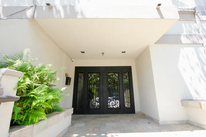 THE COURTYARD AND THE CAR PORCH IN THE CENTURY GLEN TOWNHOMES