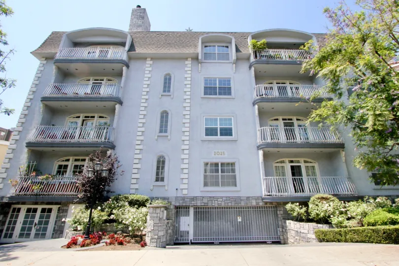 A closer look at Chateau Glen and her 4 floors with surroundings, Westwood, california
