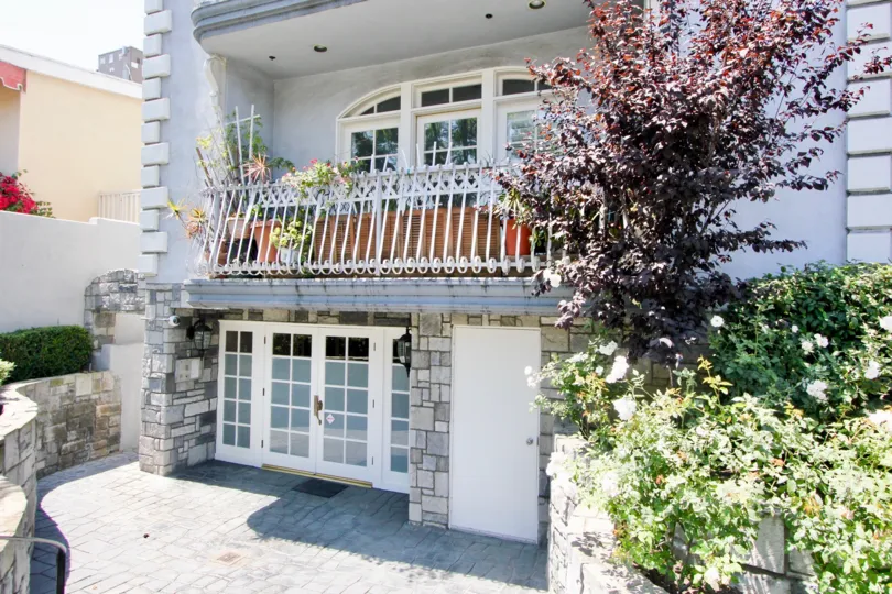 THE BUILDING NAME IS CHATEAU GLEN IT IS VERY NICE AND WONDERFUL