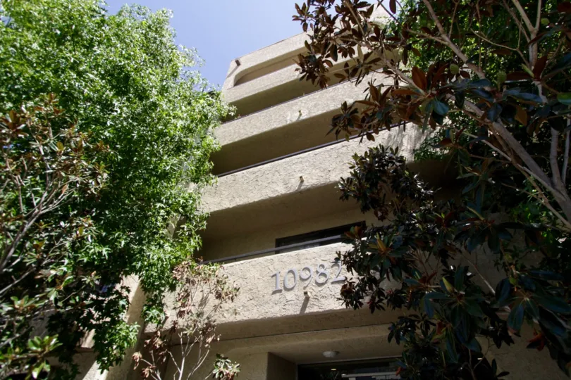 The numbers on the buidling at Club California