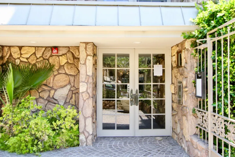 Country Glen House door is very beautiful and good courtyard