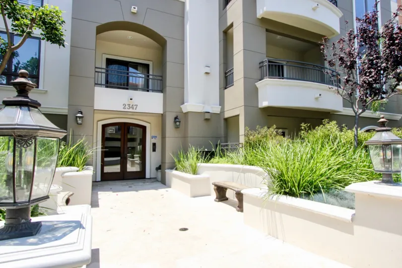 A sunny day in the Fox Hills Manor with beautiful apartment and a big tree infrond of the apartment.