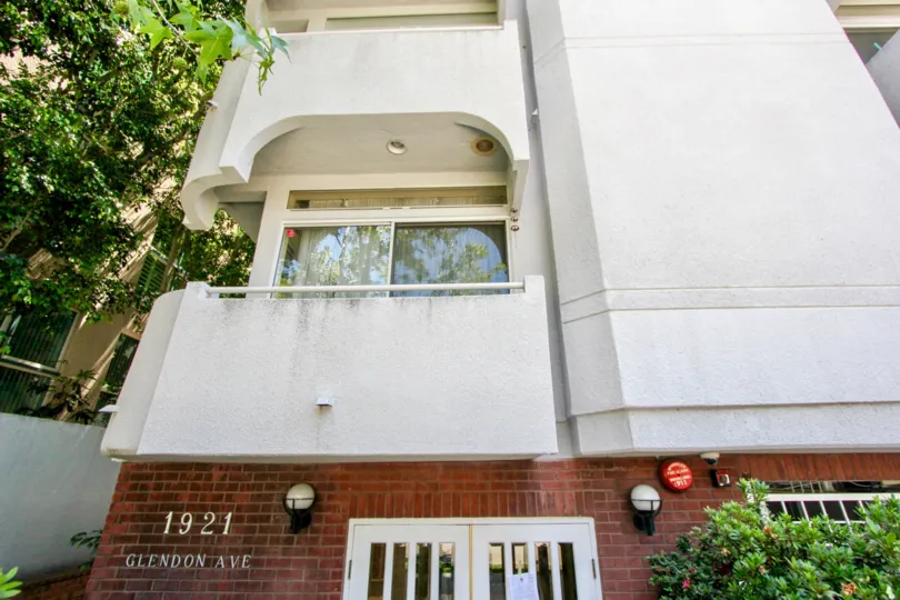 1921 is written on a villa 's wall in Glendon House