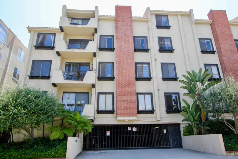 A SUNNY DAY IN THE GLENDON TERRACE II. THE FRONT VIEW OF THE APARTMENTS IS ECOFRIENDLY
