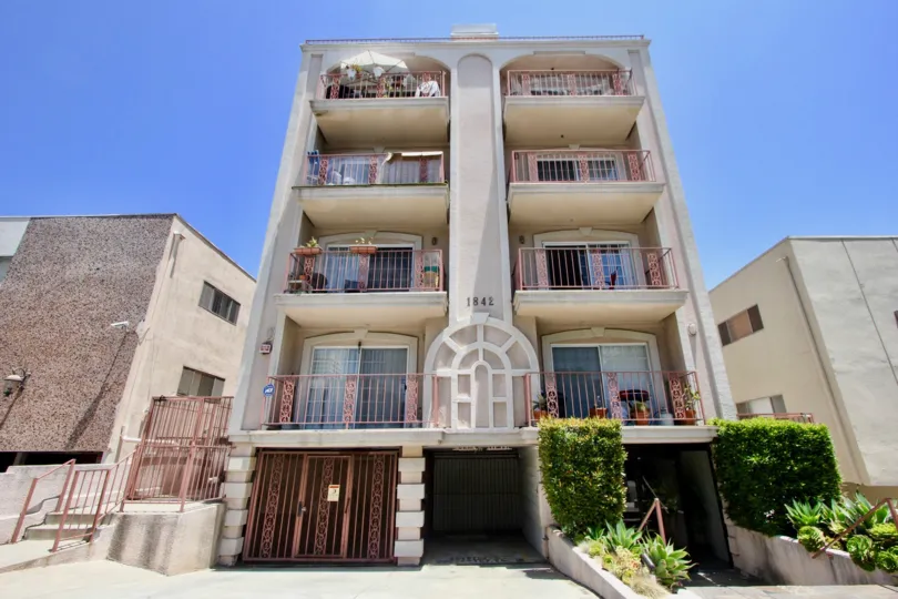 THE TAKE PLASE IN THE FRONT OF THE APPARTMENT ITS VERY BEAUTIFUL SCENORY.