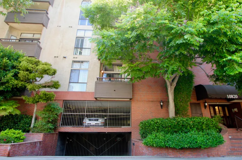 HOLMAN MANNER IS IN THE CITY OF WETWOOD AND IN THE SSTATE OF CALIFORNIA. NO 10820 IS WRITTEN ON THERE