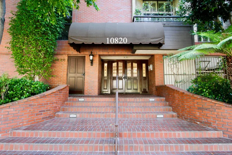 HOLMAN MANNER IS IN THE CIT OF WESTWOOD AND IN THE STATE OF CALIFORNIA. NO 10820 IS WRITTEN ON THE ENTRANCE