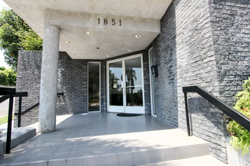 1851 Holmyby View recent updated apartments with multiple living options