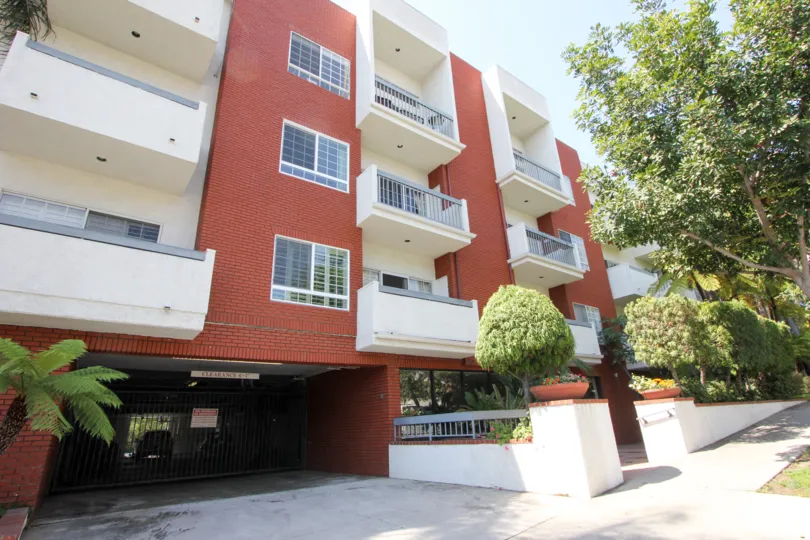 A APARTMENT IS KINNARD VILLAGE IT IS COLOURFUL AND NICE